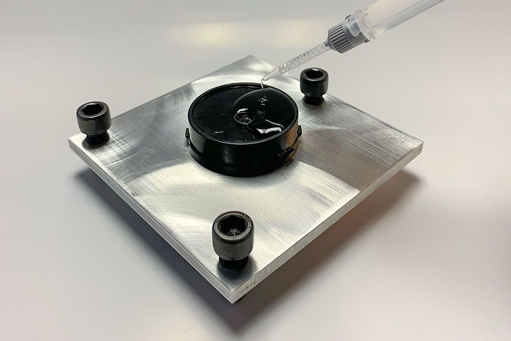 QuickCure QCL leveler in action with gel